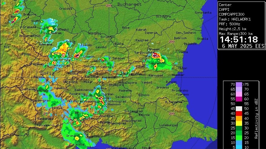Опасни гръмотевични бури и поройни дъждове в няколко района у нас