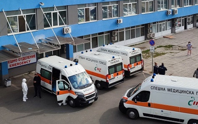 Страшна трагедия! Кола блъсна и уби бебе в Бургас, близките окупираха болницата