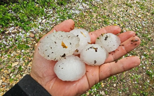 Гръмотевични бури с порои от дъжд и градушки в страната (СНИМКИ, ВИДЕО)