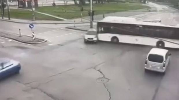 Възрастен човек загина, след като автобус от градския транспорт отнесе автомобил в София