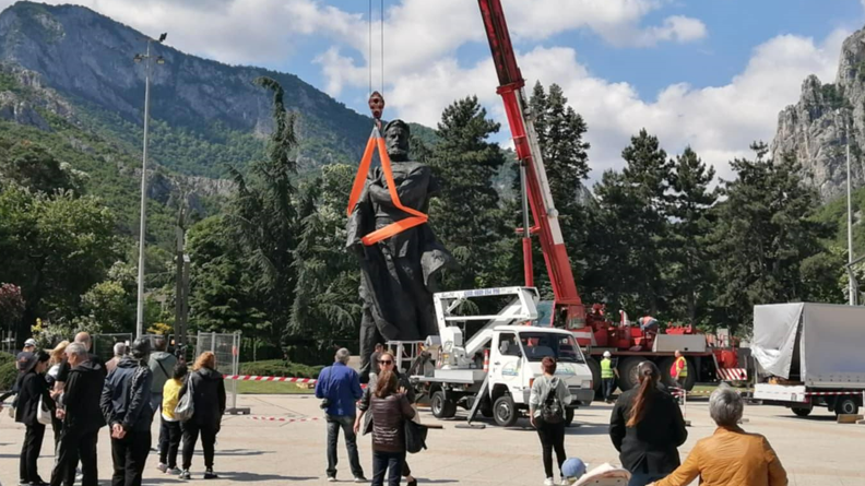 Монтират обратно паметника на Христо Ботев във Враца