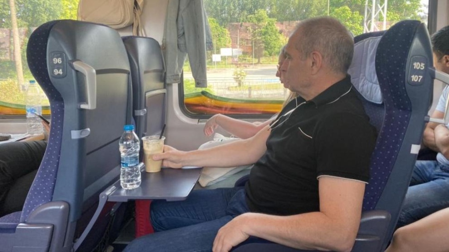 Караджов пак се качи на влак и се извини на българите за условията в БДЖ