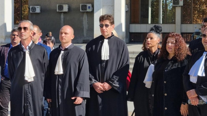 Адвокати излизат на протест пред Съдебната палата в Пловдив