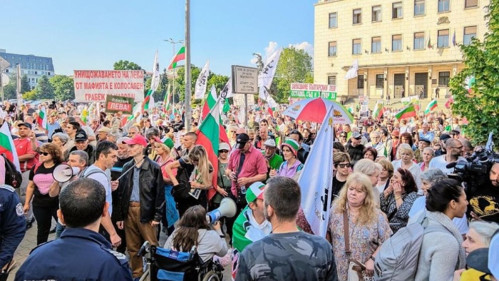 Протест срещу еврото блокира центъра на София