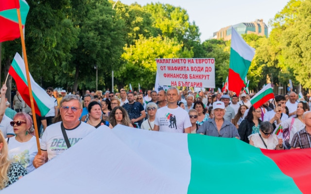 НА ЖИВО Пореден протест в София срещу еврото, правят палатков лагер