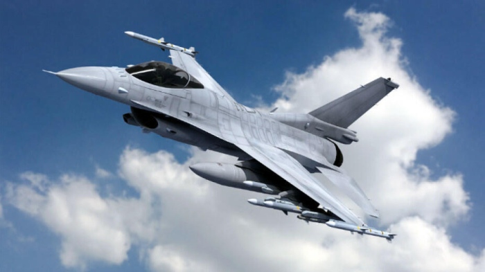 F-16 прехвана самолет, летящ над голф игрището на Тръмп