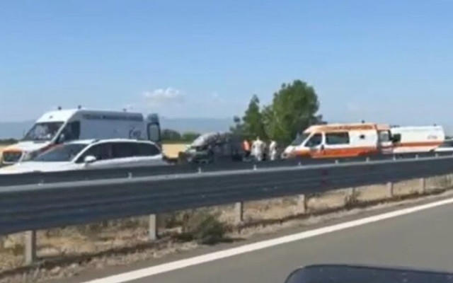 Кола блъсна и уби двама, чакали &quot;Пътна помощ&quot; в аварийната лента на &quot;Тракия&quot;, тийнейджърка е в болница
