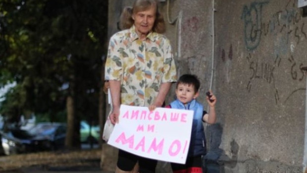 &quot;Липсваше ми, мамо&quot;: Ето как посрещнаха Десислава Иванчева у дома