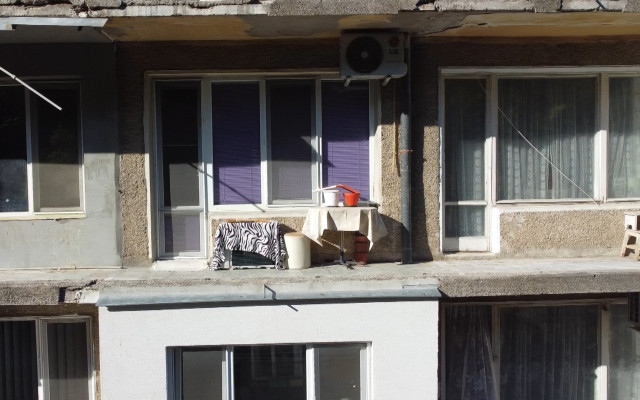 Мъж загина, падайки от необезопасена тераса на саниращ се блок в Свищов