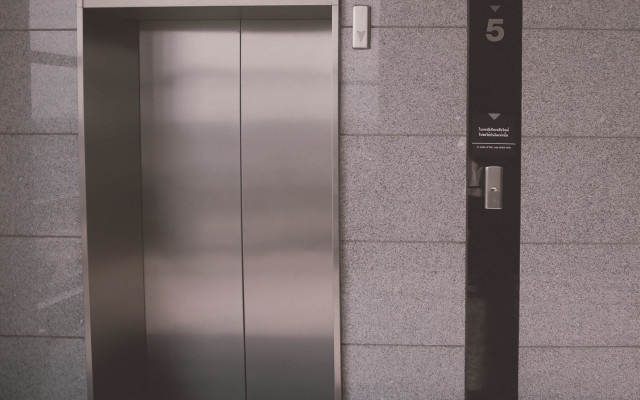 Ужас: Мъж заседна в асансьор за 4 дни без храна и вода