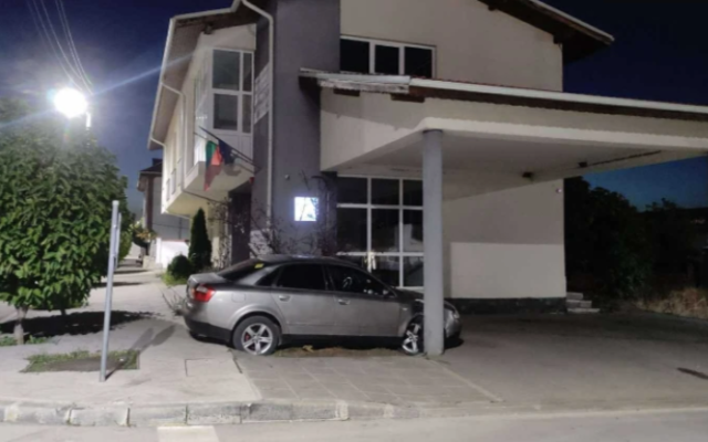 Карък  без кнжка, но с Ауди А4 се блъсна в полицейско управление