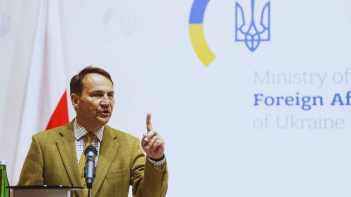 Полският външен министър: НАТО обмисля затваряне на част от небето над Украйна