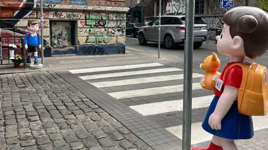 Внимание, шофьори: Сложиха кукли с размерите на дете на ул. „Гурко“ след трагедията с Филип