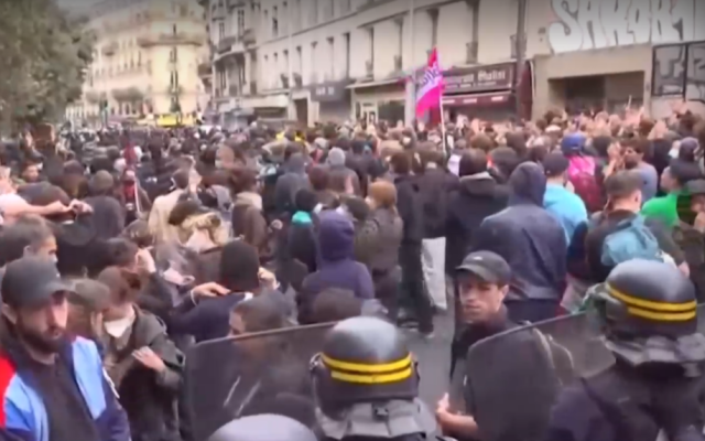 Франция блокирана от стачки и протести: В &quot;деня на гнева&quot; - сблъсъци с полицията и арестувани
