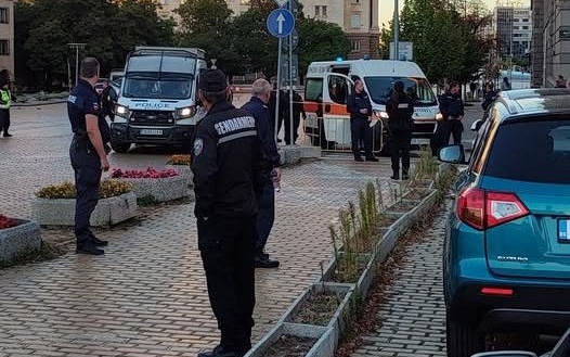 Починалият при охрана на НС полицай е брат на кмета на Бистрица, когото търсиха с бухалки