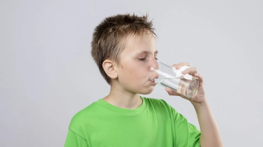 Всяко трето дете в България пие под литър вода на ден