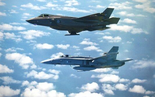 Полша вдигна по тревога бойни самолети, след като Русия започна удари срещу Украйна