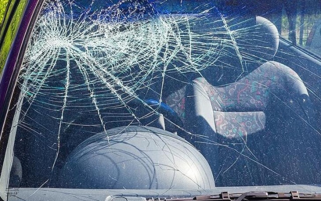 Пикап блъсна паркирани коли в София, четирима са пострадали