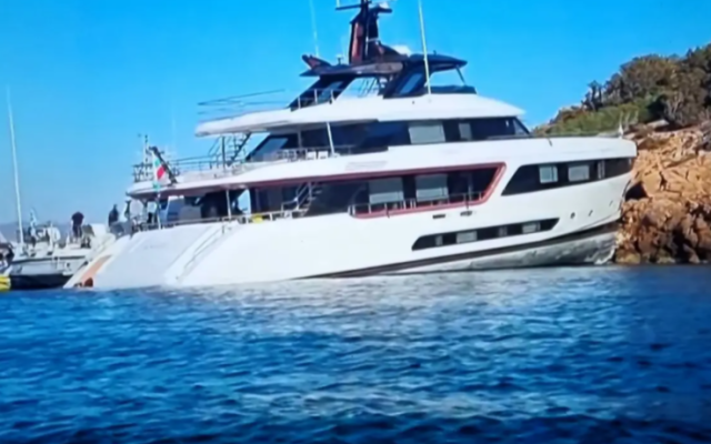 Гърците се възмутиха от "захвърлена" луксозна бг яхта на частния остров Патроклос