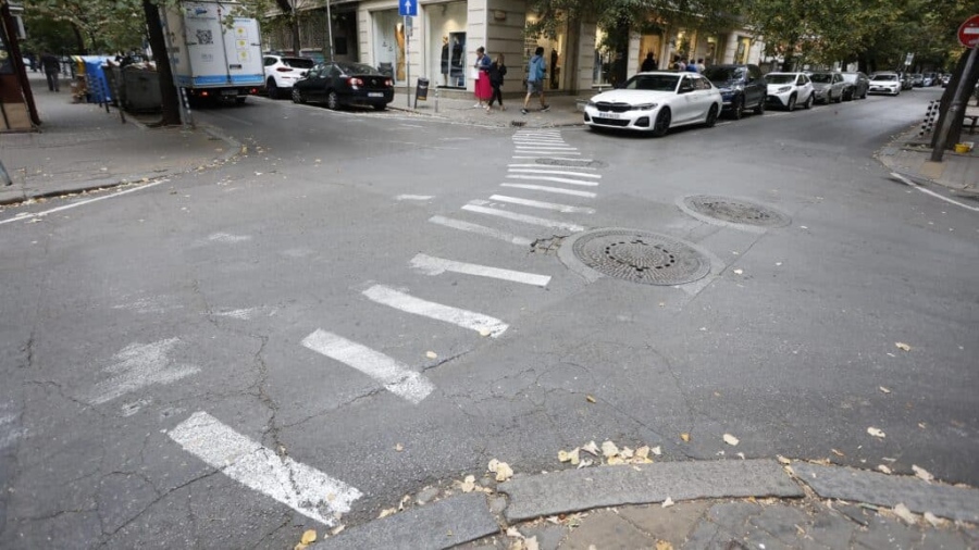 Мистерия: Пешеходна пътека по диагонал се появи в центъра на София