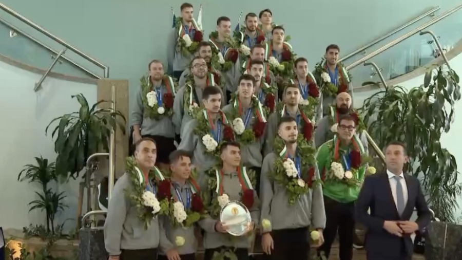 Шампионско посрещане: Националите ни по волейбол се завърнаха на родна земя