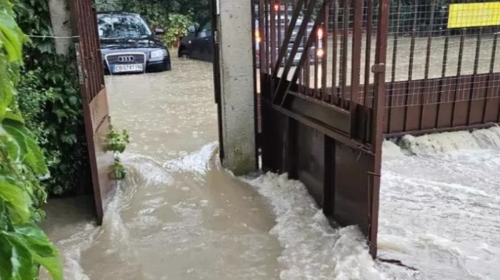 Кметът на Св. Влас: Има пострадали, издирват се двама души, завлечени с кола към морето