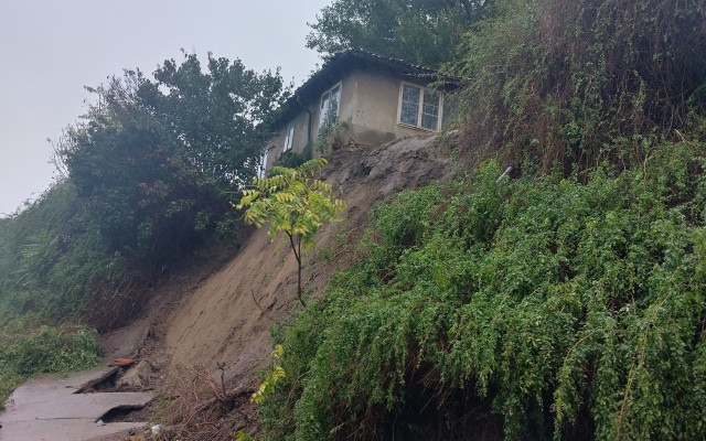 Жилища в Свищов пропаднаха заради свлачище, евакуирани са хора