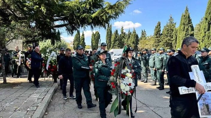 Погребват загиналия при наводнението в Елените граничен полицай