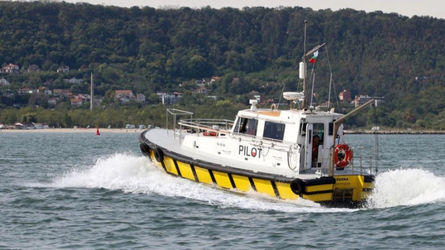 В помощта на български спасители: Екипажът на потъналия в Черно море кораб е невредим