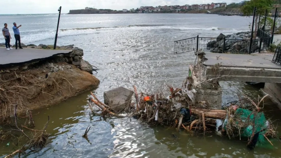 2 г. по-късно: Отпускат 5 млн. лева за щети от наводнението в Царево през 2023 г.