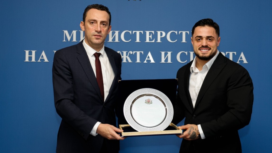 Министър Пешев награди с парична премия Карлос Насар