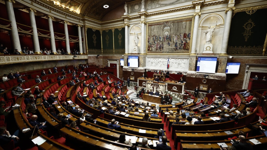 Френското правителство оцеля след двата вота на недоверие