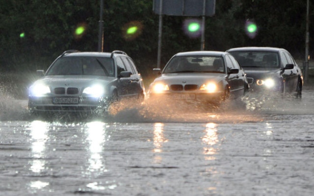 Оранжев и жълт код за поройни дъждове в неделя