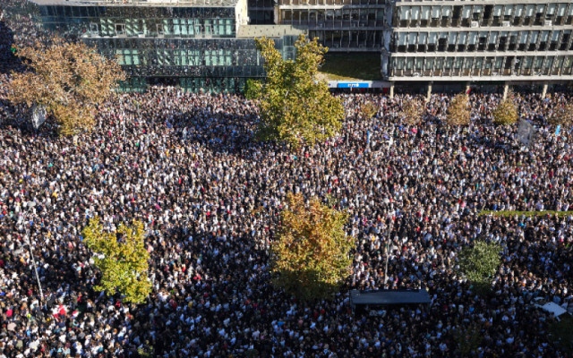 Десетки хиляди почетоха паметта на загиналите на жп гарата в Нови Сад