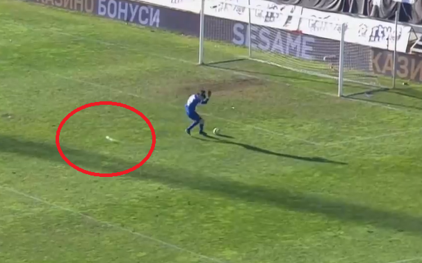 Прекратиха дербито на Пловдив, удариха с бутилка вратаря на "Ботев"