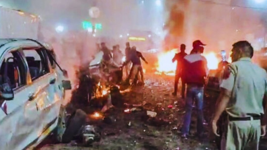 Взрив в историческия център на Делхи предизвиква хаос и множество жертви