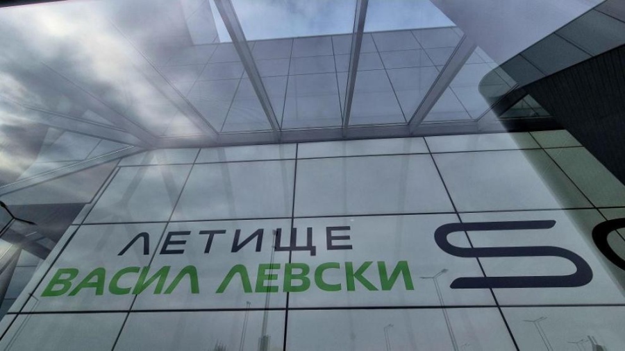 Бурен вятър отмени и пренасочи полети от и до София