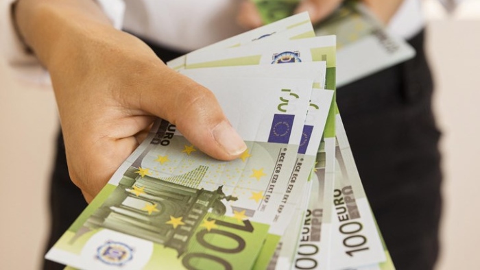 Минималната учителска заплата става 1089 евро