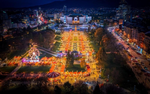 Коледната приказка в София започна