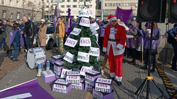 КНСБ украси протестна елха пред Народното събрание