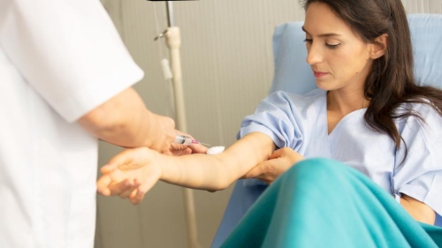 Пациенти с рядко заболяване искат по-лесен достъп до животоспасяващи процедури