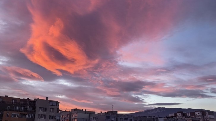 Петър Янков: Розовите облаци над София носят дъжд и вятър