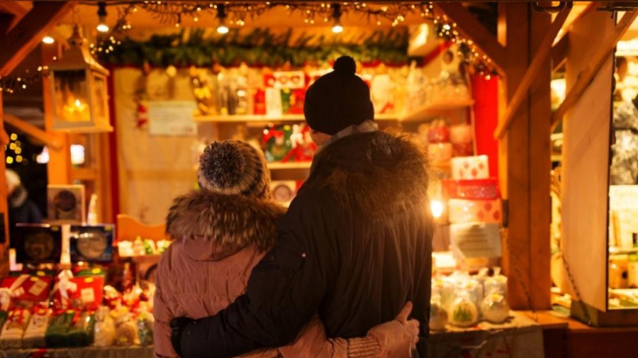 Празничният дух завладява София: Елхи, базари, фотозони с Дядо Коледа, ретро трамваи и ледена пързалка