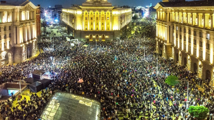 АП: Хиляди хора протестираха в България преди финалното гласуване на бюджета, предвиждащ рязко увеличение на данъците