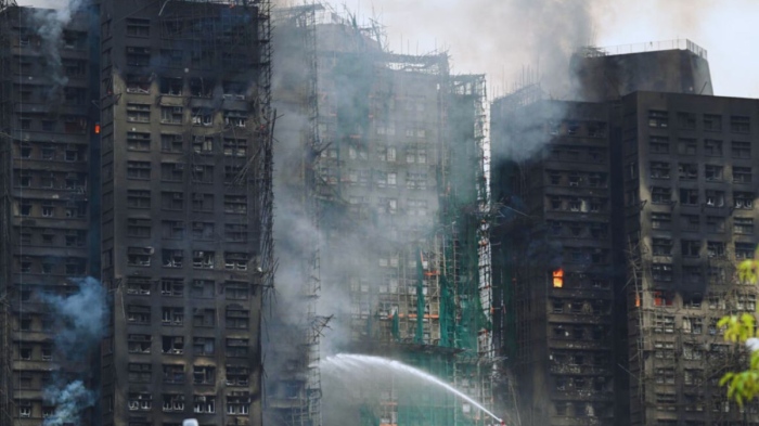 Броят на загиналите при пожара в Хонконг достигна 128, спасителните операции продължават