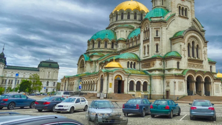 Депутатите вече не паркират на пл. "Св. Александър Невски"