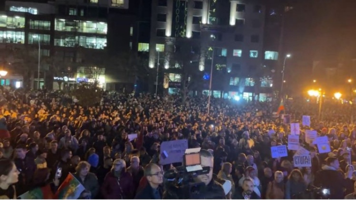 Хиляди протестират във Варна, чакат реч на Коцев