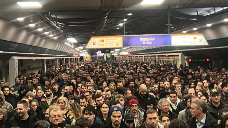 Пуснаха допълнителни метровлакове заради увеличения поток от пътници