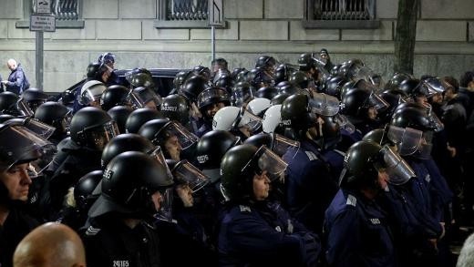 Ескалация на протеста в София: Маскирани провокатори, бомбички, кошове и бутилки срещу ДПС-НН