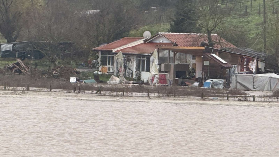 Скъсана е дигата на река Изворска, четиричленно семейство е евакуирано от къща